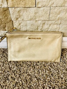 Cartera sin asas Michael Kors dorada con muñeca - Imagen 1 de 5