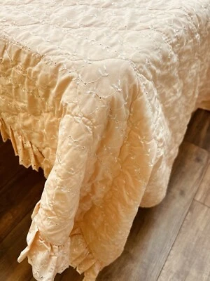 "Colcha vintage JC Penney melocotón con ojales blancos 90"" X 106"" más volantes grandes" Foto 1 de 4