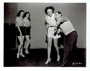 1939 Press Photo Choreographer Seymour Felix Teaches Leggy Chorus Girls Dancing - Picture 1 of 2