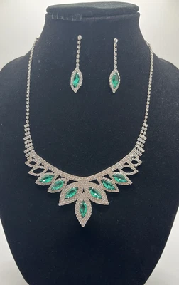 Juego de collar y pendientes de imitación de esmeralda y diamantes de imitación - Nuevo en caja Foto 1 de 4
