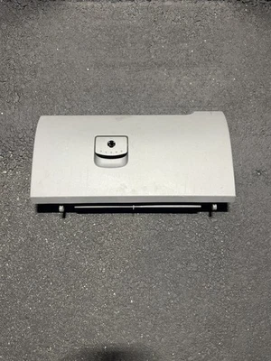 Guantera puerta gris Volkswagen Beetle 1998-2010 OEM Foto 1 de 3