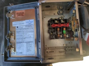 GE TH3221SS Fusible Type TH Heavy-Duty Safety Switch 240V 30A Stainless Steel - Picture 1 of 10