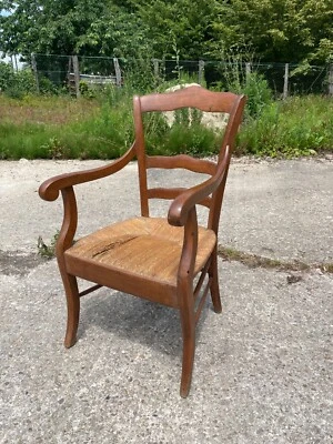 Fauteuil en paille de campagne en noyer et en pas trop mauvaise état. - Photo 1/4