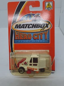 2002 Matchbox Hero City #18 Street Sweeper White Red 97704 Car NEW On Card 1:64 - Picture 1 of 10