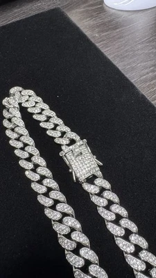 Cadena de eslabones cubanos de diamantes chapados en plata Foto 1 de 4