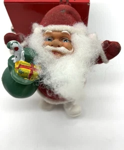 Vintage roter Filz beflockter Weihnachtsmann mit kleinem Weihnachtsgeschenk Dekoration 4 Zoll - Bild 1 von 4