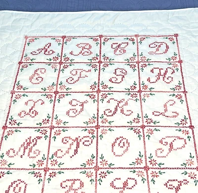 ABC alfabeto bordado bebé cuna edredón 35.5" x 47.5" rosa rojo sobre blanco Foto 1 de 4