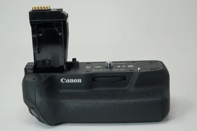 Empuñadura de batería Canon BG-E18 para EOS Rebel T6i y T6s Foto 1 de 4