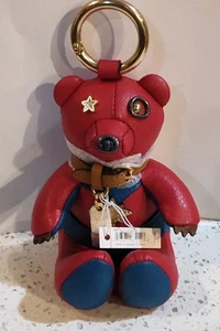 Charm borsa Coach X Marvel Carol Danvers in pelle con orso #2045 da collezione - Foto 1 di 6