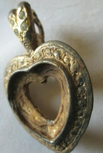 VINTAGE HEART GOLD PLATED SCARF CLIP, 4 CLEAR STONES, MISSING MAIN STONE, USED - Picture 1 of 5