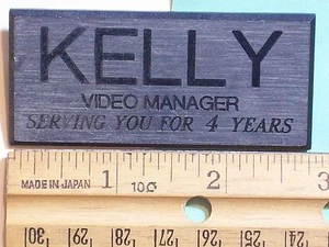 Kelly Video Manager Serving You 4 Years Abzeichen 2 3/4 x 1 1/4 NAMENSSCHILD BLOCKBUSTER - Bild 1 von 3