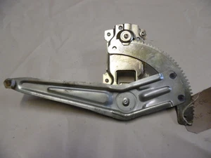 4300 D6A 2003-2006 SUZUKI ALTO N/S PASSENGERS SIDE REAR MANUAL WINDOW REGULATOR - Picture 1 of 2