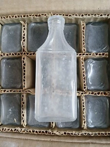 Box of 12 Vintage Identical Bottles Clear Plain Medicine Bottles Nos - Bild 1 von 10