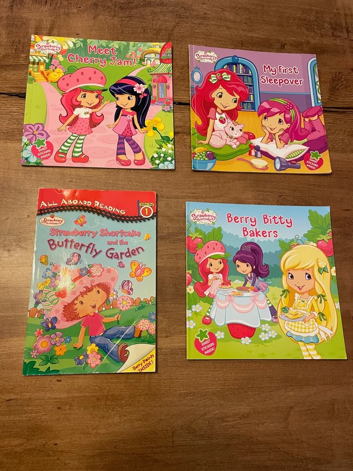 4 strawberry shortcake books some with stickers, 2005-2012 Foto 1 de 4
