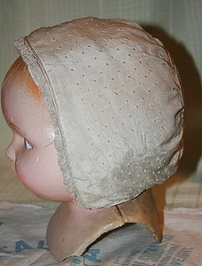 Antike elfenbeinfarbene Baby-/Puppenmütze Seide mit Spitze - Bild 1 von 8