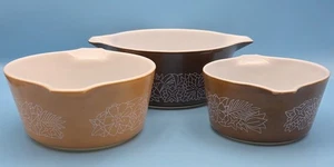 Vintage 3er Set Pyrex Woodland Auflaufformen 473B 474B, 475B mit Deckel/Deckel - Bild 1 von 24