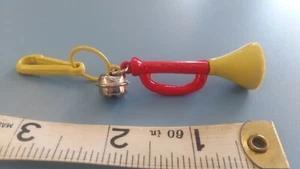 1980er Anhänger Vintage Clip Kunststoff Glocke rot gelb Trompete Horn, Musiker Geschenk! - Bild 1 von 3
