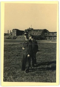 Orig. Foto NJG1 Nachtjagd Pilot mit Orden ua Narvikschild am Flugplatz m. Tarn - Bild 1 von 1