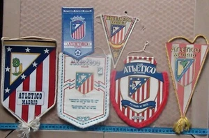 Set completo bellissimo stendardo e spilla Atletico Madrid, Spagna - Foto 1 di 2