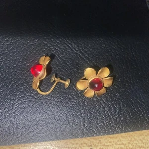 Vintage Earrings .5 Inch Gold Tone Flower Red Jewel Screw Back Good Condition - Picture 1 of 6