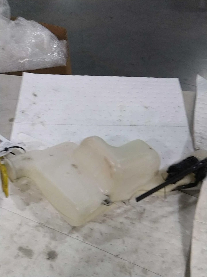 2017 Jeep Patriot Washer Fluid Reservoir OEM Blue 2.40L 120K Miles Foto 1 de 4