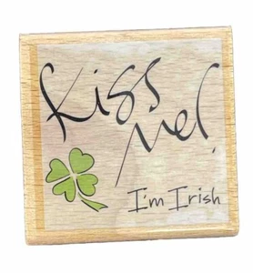 Kiss Me I'm Irish Four Leaf Klee lustige Feier Phrase Holz Gummi Stempel - Bild 1 von 4