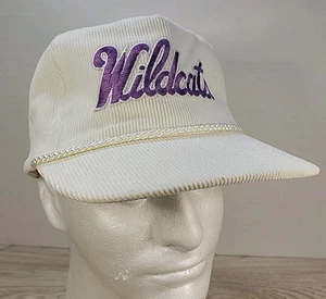 Cappello vintage Kansas State Wildcats velluto a coste corda Nissin cerniera posteriore corda bianca - Foto 1 di 17