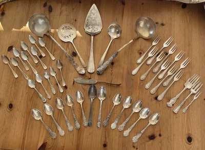 Lote de 44 cucharas, tenedores, cucharones utensilios para servir antiguos/vintage plateados Foto 1 de 4