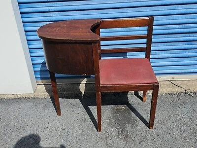 Antigua mesa telefónica también conocida como banco de chismes  Foto 1 de 4