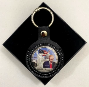 Llavero Moneda Novedad Donald J. Trump 2017 Chapado en Plata en Cuero PU Premium - Imagen 1 de 4
