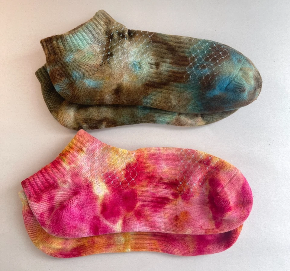 Paquete de calcetines tie dye hechos a mano, colorido juego de 2 calcetines tobilleros para teñir hielo, talla 6-12 Foto 1 de 4