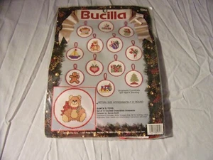 Bucilla 1991 Babbo Natale's Toys Set di 12 Ornamenti Punto Croce Contati 3" Rotondi - Foto 1 di 2