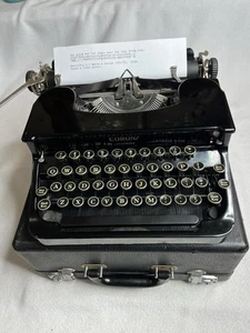 Hermosa máquina de escribir/estuche portátil de 4 bancos LCSmith Corona 1934/5 de colección - Imagen 1 de 20