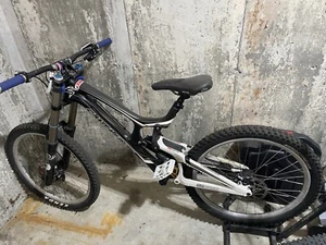 Santa Cruz V10 4 2012 Downhill Bike Carbon Fiber in great condition - Picture 1 of 20