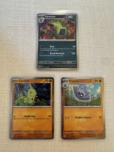 Pokémon Paldea Evolved - Larvitar Pupitar Tyranitar - Cosmos Holo 110 111 135 casi nuevo - Imagen 1 de 1