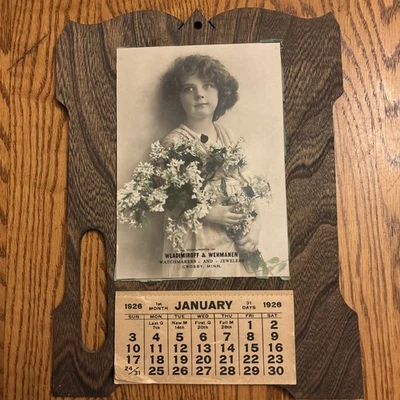 RARO Crosby MN Minnesota Publicidad 1926 Joyero Relojero Madera Calendario de Pared Foto 1 de 4