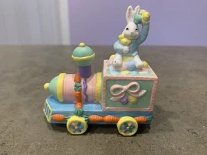 Conejo de Pascua de resina en un tren - Imagen 1 de 5