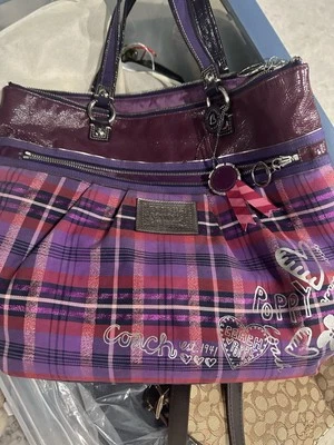 Bolso de Mano Coach Poppy Tartán Plaid Glam en morado, rosa a cuadros charol detalles Foto 1 de 4