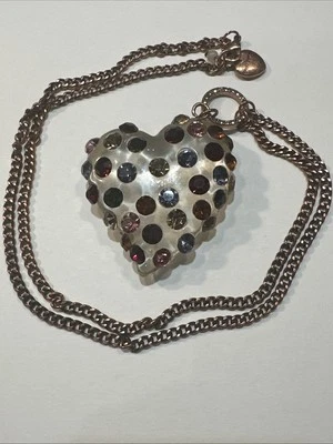 Collar Colgante Corazón Cristal Betsy Johnson con Estrás Multicolor Foto 1 de 4