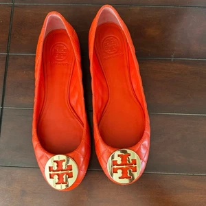 Tory Burch Quinn Cuero Acolchado Ballet Pisos TS Naranja Coral Oro Medallón 8M  - Imagen 1 de 9