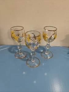 3 In Set Hungarian Glass Goblets Hand Painted Yellow Daisy Flowers Gold Trim - Picture 1 of 11