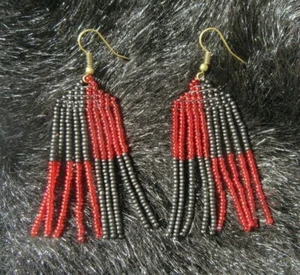 Fringe Earrings Black and Red Hand Made Glass Seed Bead Boho Style Earrings - Bild 1 von 3