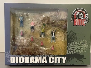 BMC 1:64 DIORAMA CITY RALLY STAGE CON FIGURE VERSIONE SPORCA - Foto 1 di 1