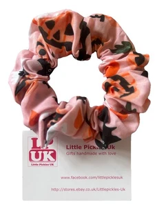 Accessoires, Haar Scrunchies, Handarbeit, Halloween, Halloween Motiv auf rosa - Bild 1 von 1