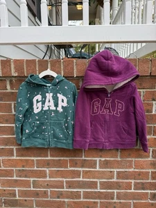Gap Paket 2 Kapuzenpullover Sweatshirts mit Reißverschluss Größe 4T Mädchen Kleinkind Kinder - Bild 1 von 6