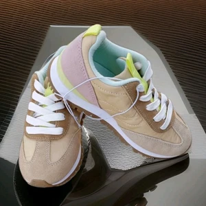 NWT Cat & Jack Korbyn Lace Up Sneakers Girls Size 13 Beige MSRP 27.99 - Picture 1 of 11