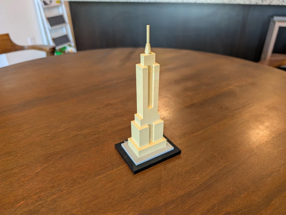 LEGO ARCHITECTURE: Empire State Building (21002) 100% Complete  - Image 1 of 3