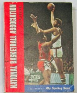 1971-72 The Sporting News NBA Guide Kareem Abdul Jabbar Bucks 50849b46