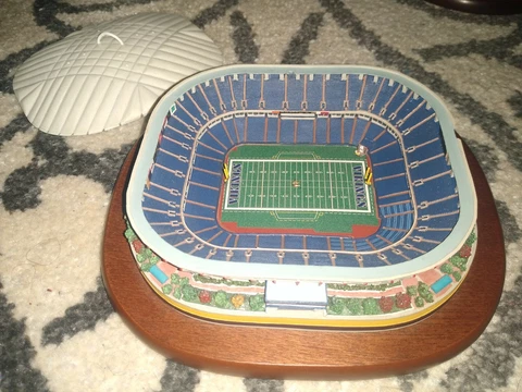 H.H.H. Metrodome Danbury Mint Stadium Replica With Roof and COA - Vikings Home Cover