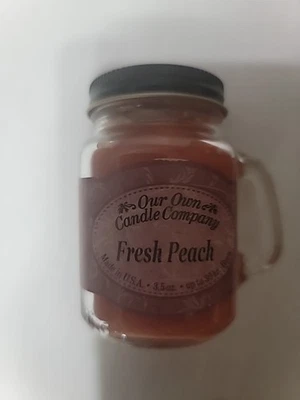 Vela perfumada de melocotón fresco en tarro de albañil de 3,5 oz de Our Own Candle Company Foto 1 de 3